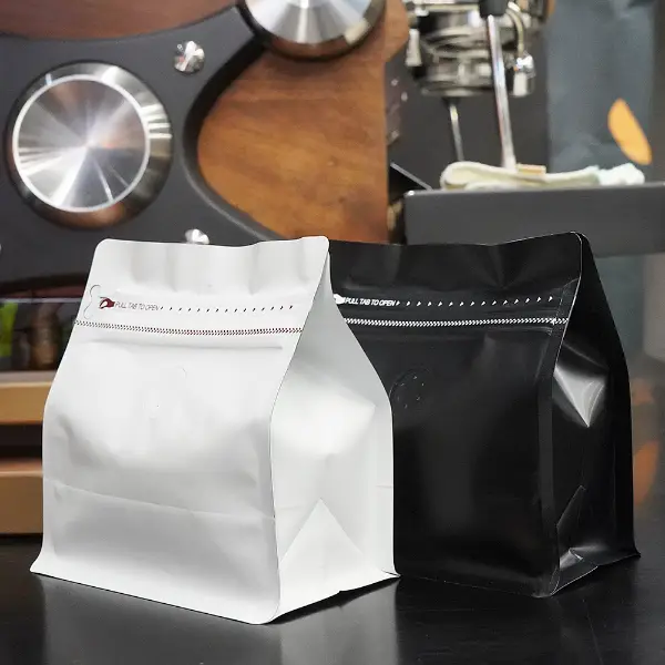 150G 가로 스톡 커피백은 흰색과 검은색 플라스틱 재질로 되어 있습니다