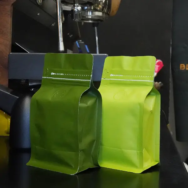 평평한 바닥 구조의 그린 매트 150g 스톡 커피백