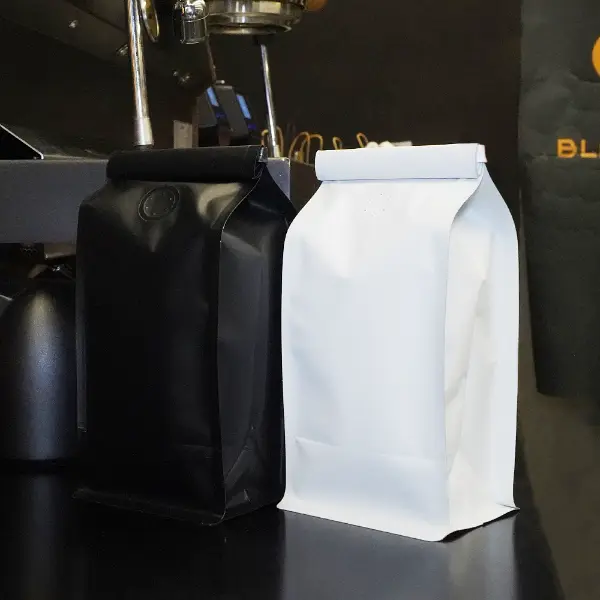 커피 포장용 틴 타이가 달린 검은색과 흰색 250g 스톡 백