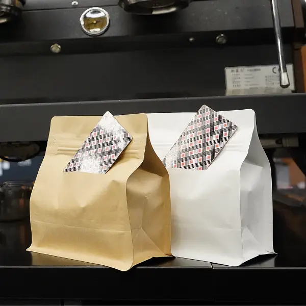 커피숍 환경에서 카드 슬릿이 있는 가로 커피백 전시